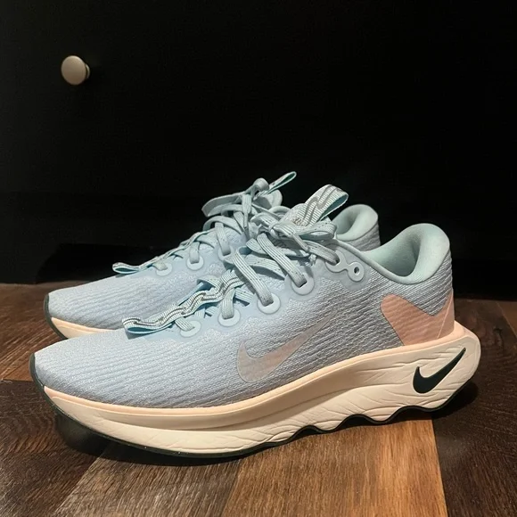 EUC Women’s Nike Motiva Walking Shoe Blue/White/Pink - Picture 4 of 11